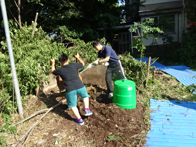 コンポストの場所が変わり 土置き場もできました 6月１３日 木 川口市立安行小学校