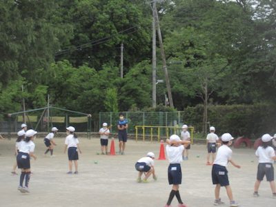 ３年生　体育　ティーボール