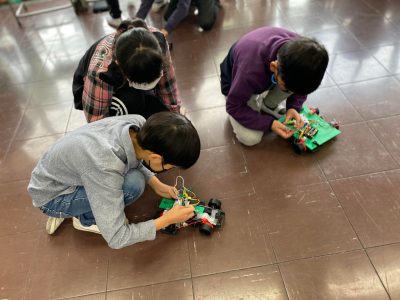 4年生総合「プログラミング」レスキューロボットの自動走行に挑戦！