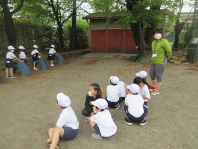 １年生　校庭で体育