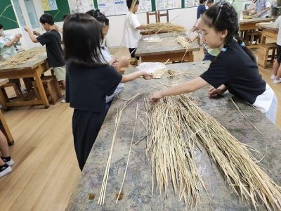 ４年生サマースクール　「ミニ蛇造り」に挑戦！