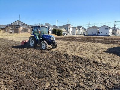 学校ファーム田んぼにトラクターが入りました　２月２５日（火）