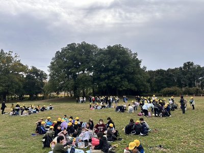 ４年生社会科見学　お弁当タイム（さきたま古墳にて）