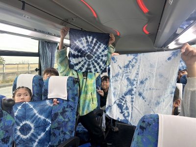 ４年生　社会科見学　紺屋　藍染体験