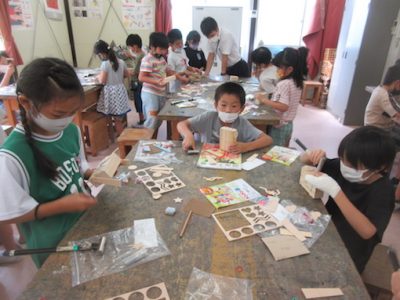 ３年生　図工　釘打ちトントン