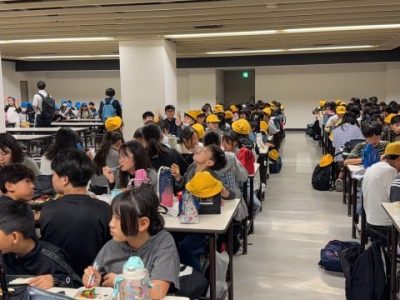 ６年生社会科見学　昼食　午後見学、帰校