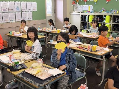１年生　牛乳パックを開くことに挑戦！