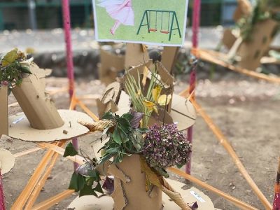 4年生図工「森の妖精のぼうし」野外展覧会(校庭)